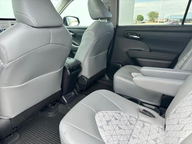 2023 Toyota Highlander Hybrid Bronze Edition