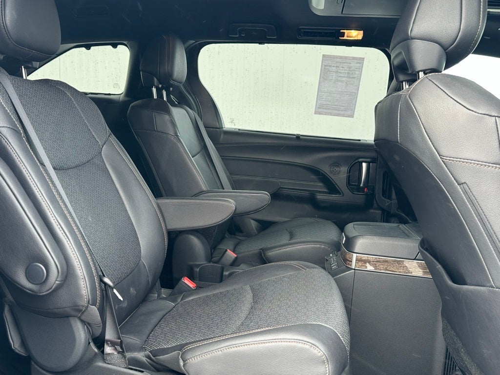 2025 Toyota Sienna Platinum Hybrid 7 Passenger
