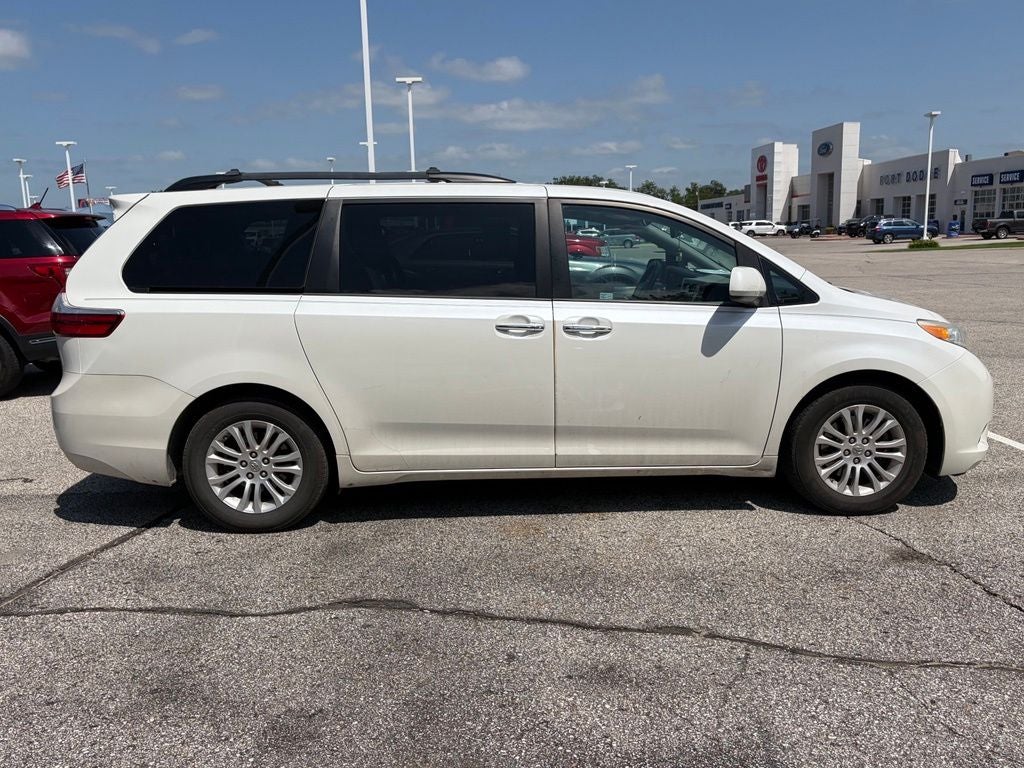 2015 Toyota Sienna XLE 8 Passenger