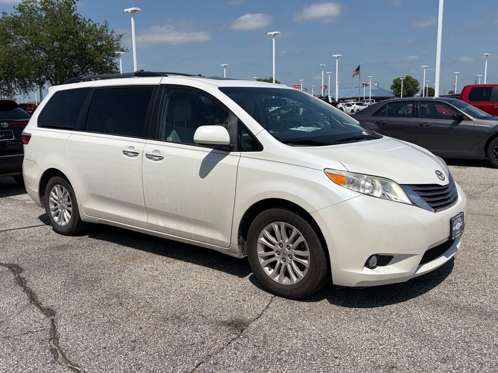 2015 Toyota Sienna XLE 8 Passenger