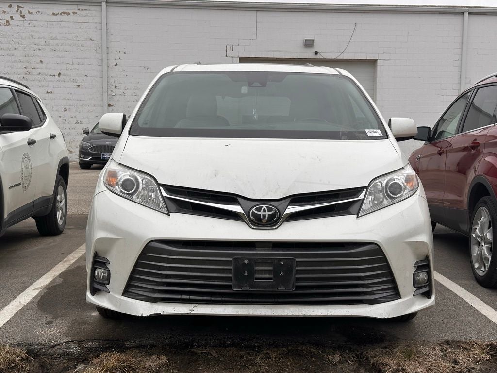 2018 Toyota Sienna XLE 8 Passenger